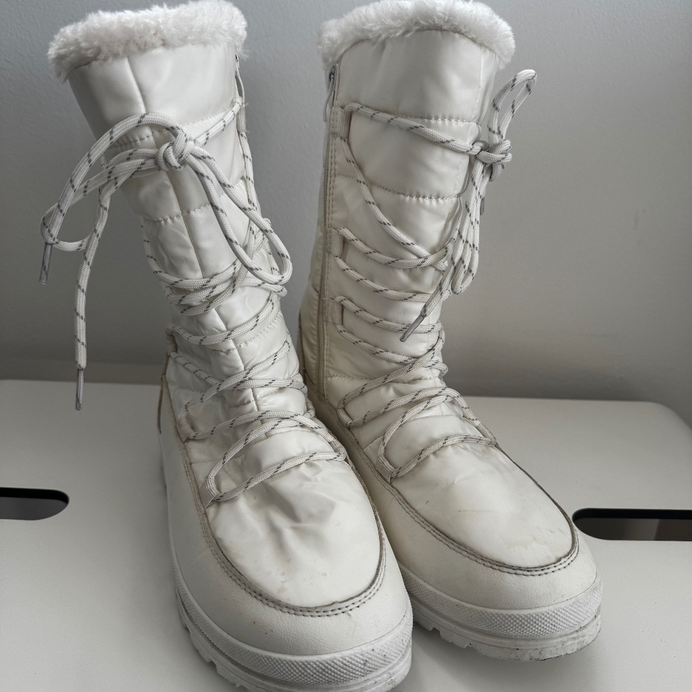 Sherpa- lined white winter boots